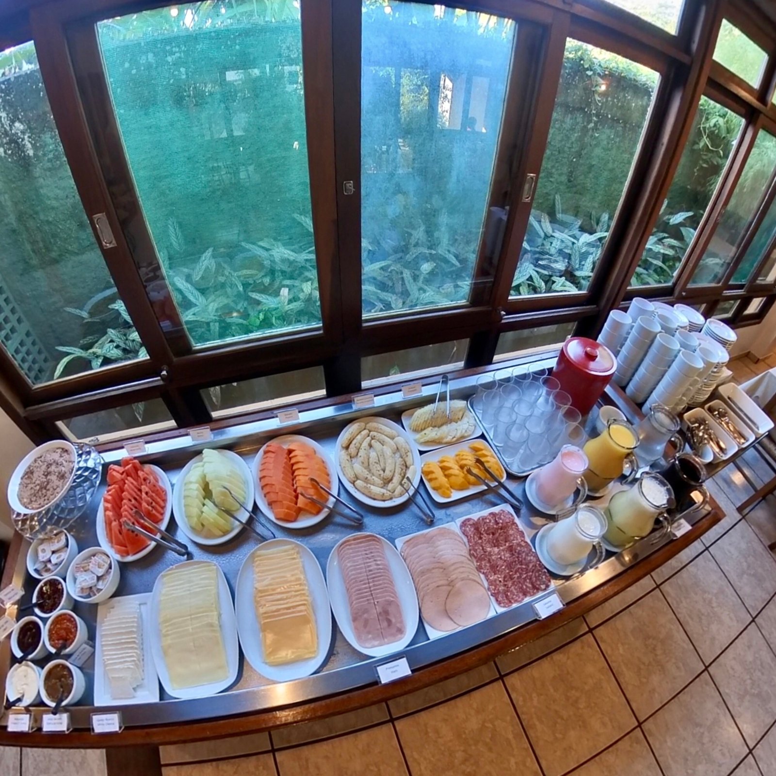 Vista externa do Hotel em meio à vegetação
