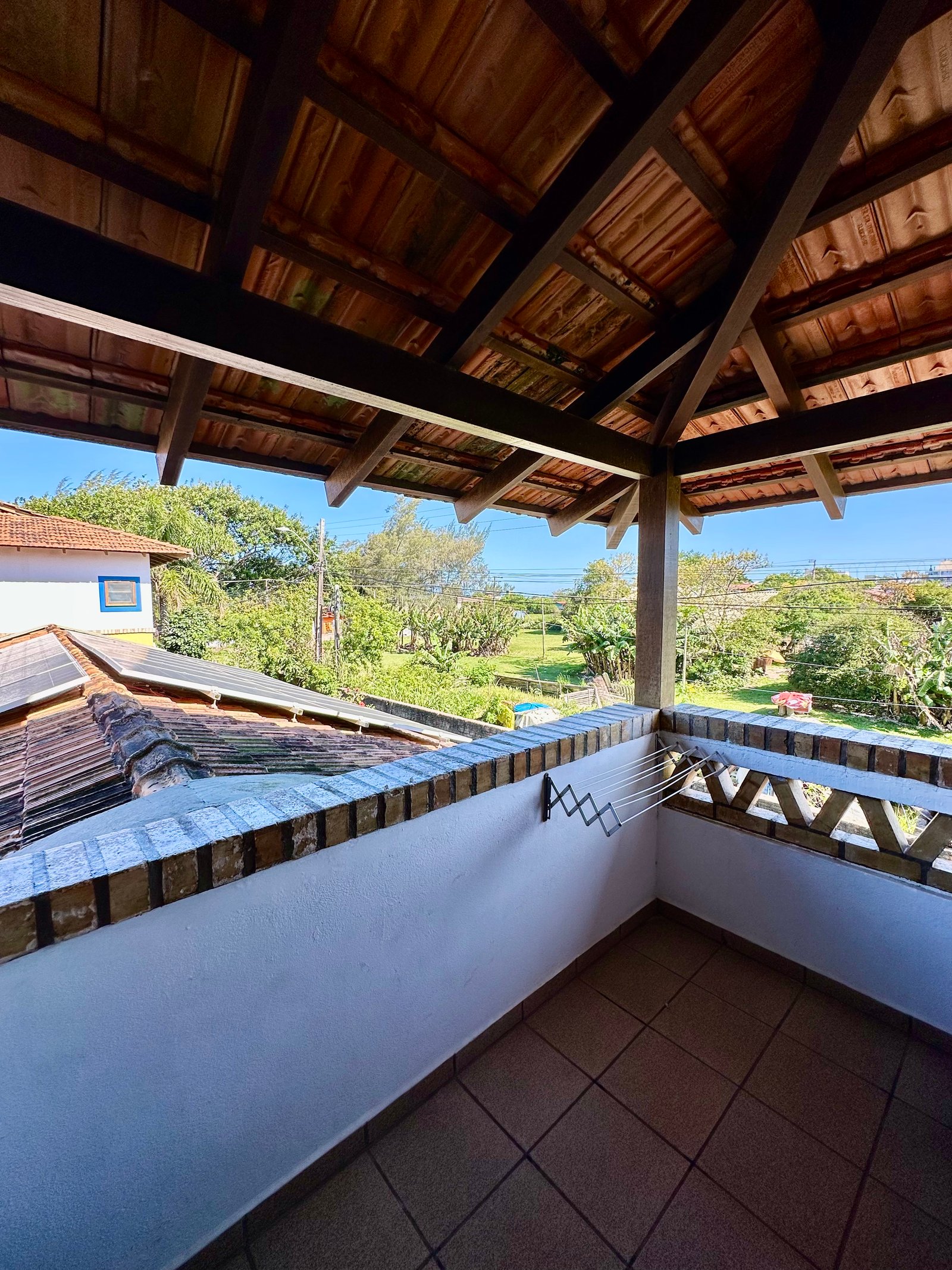 Área externa da Pousada com jardim e plantas