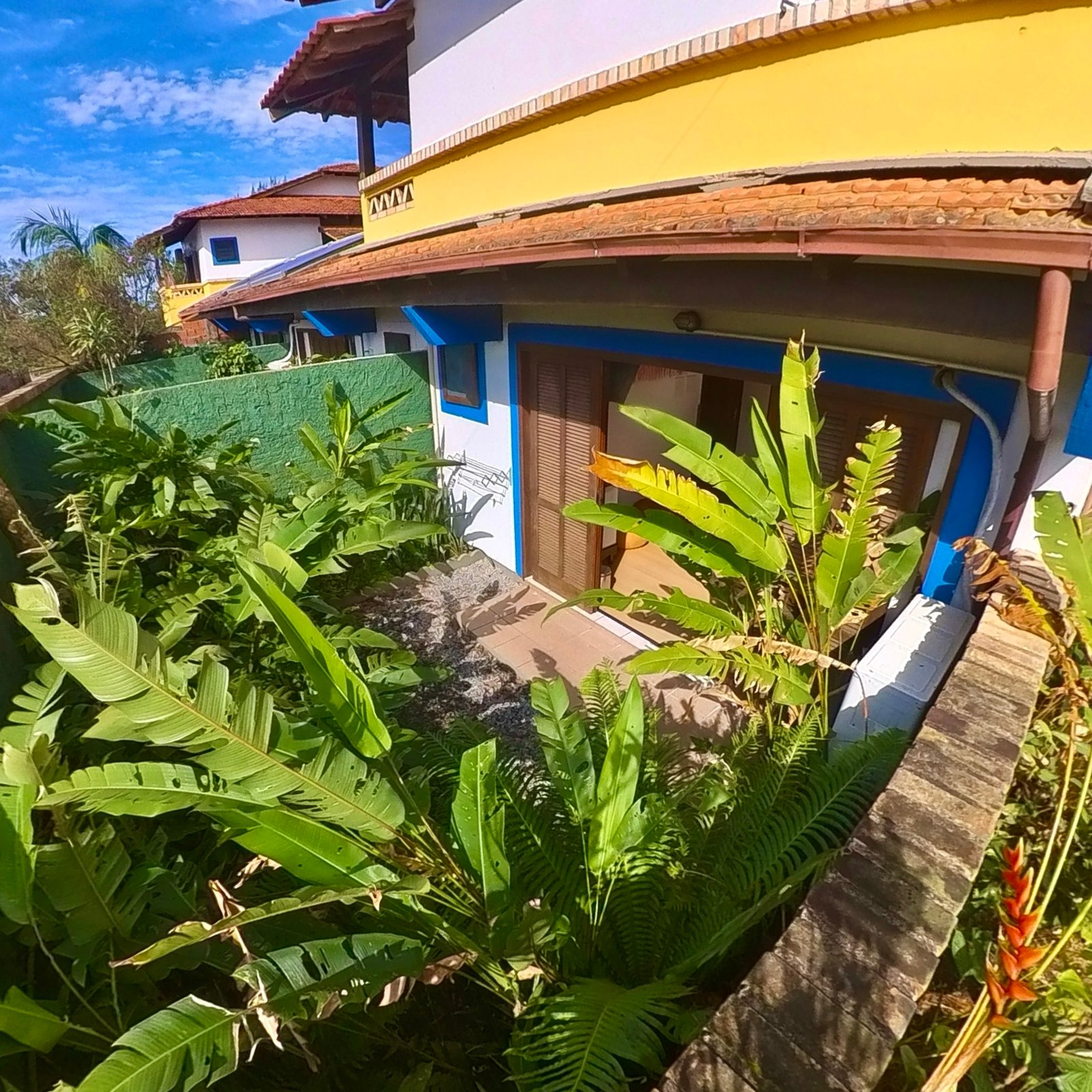 Quarto da Pousada com cama de casal e ambiente aconchegante